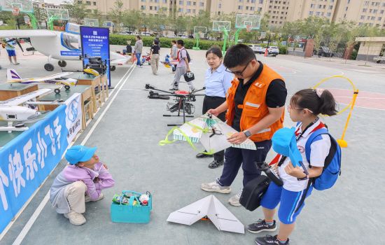 新疆保華潤天航空受邀參加烏魯木齊市第133中學“科技藝術節暨雙減成果展”活動