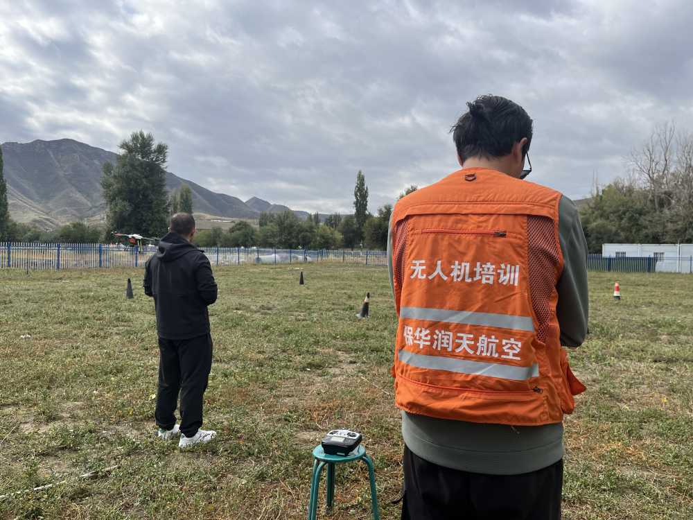 【新疆無人機培訓】CAAC無人機執照后的職業路徑:從飛控到教員的五大熱門崗位-保華潤天航空