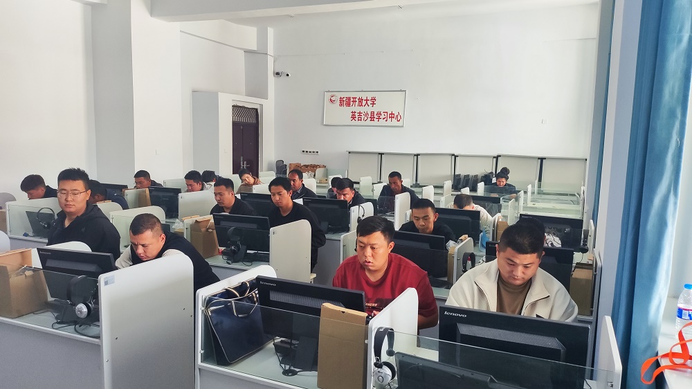 [新疆保華潤(rùn)天航空]無人機(jī)操作培訓(xùn)走進(jìn)英吉沙縣，為鄉(xiāng)村振興插上騰飛的翅膀