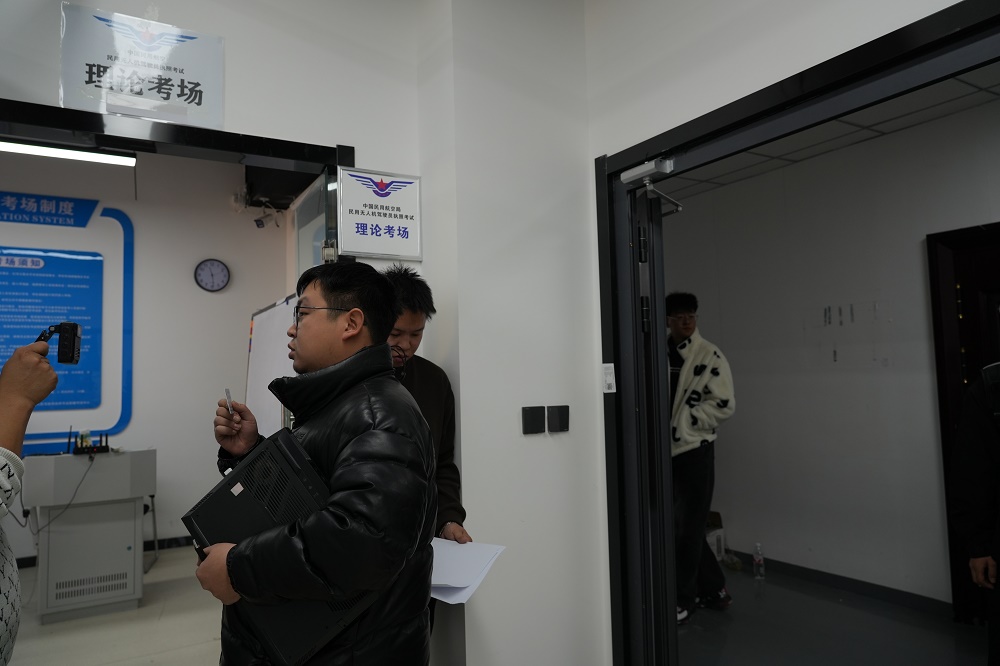 搭政策快車！2025新疆無人機飛手缺口萬人，保華潤天CAAC持證培訓